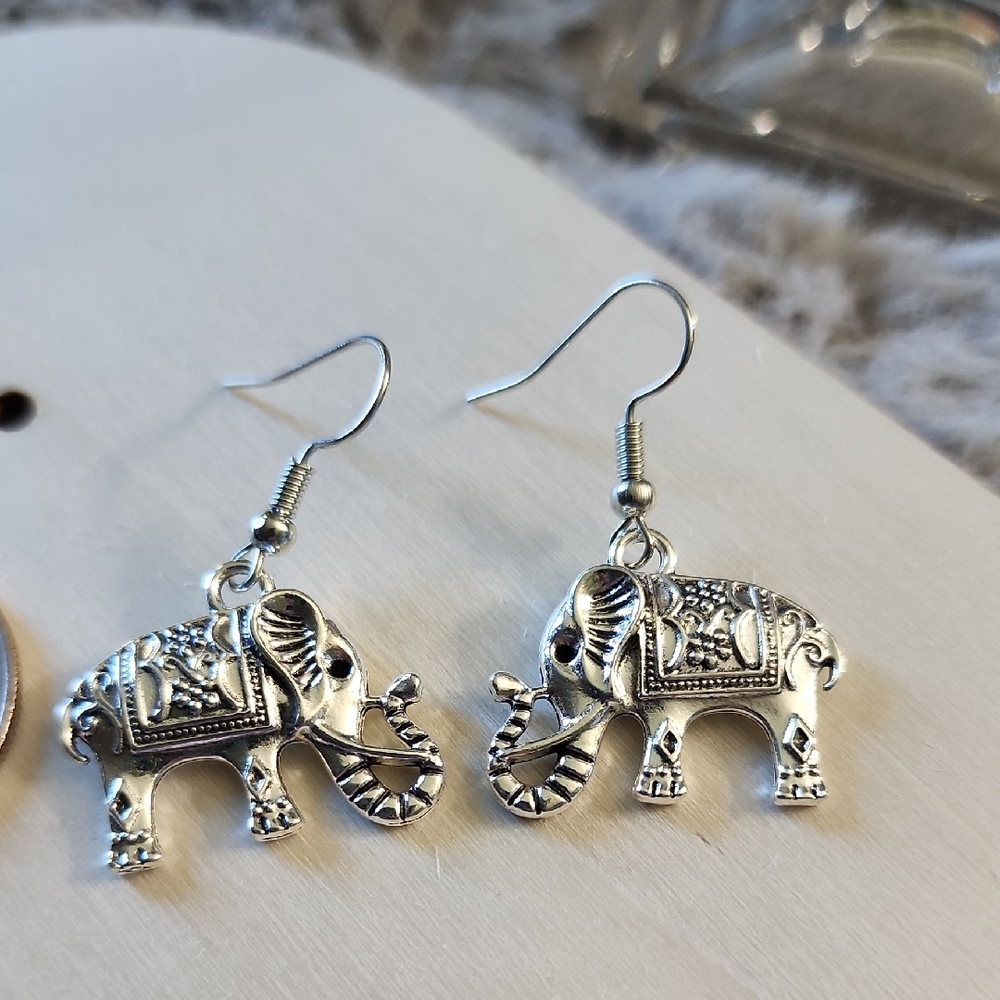 Silver Elephant Dangle Earrings NWOT‎